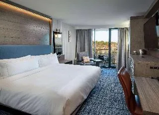 DoubleTree by Hilton Hot Springs — 4D/3N Hot Springs